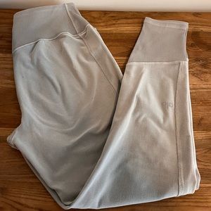 Alo Yoga High-Waist Alosoft Legging light grey with ribbed trim